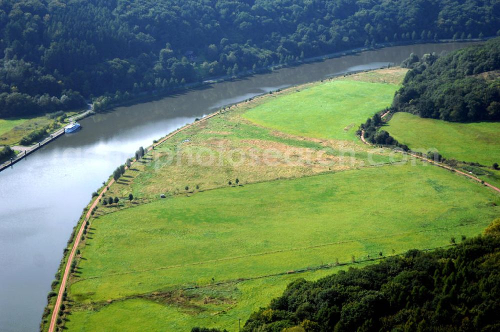 Besseringen Stadt Merzig from above - Blick aus Südost über den Fluss Saar auf den Schwemlinger Wald auf der linken Uferseite und auf der rechten Uferseite Wiesenflächen.