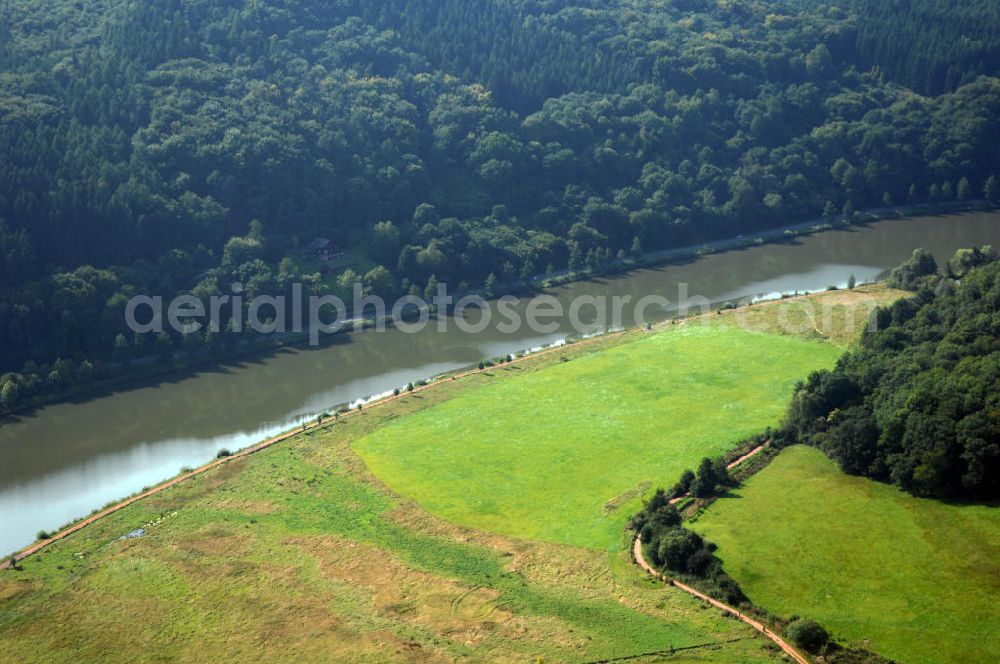 Besseringen Stadt Merzig from the bird's eye view: Blick aus Südost über den Fluss Saar auf den Schwemlinger Wald auf der linken Uferseite und auf der rechten Uferseite Wiesenflächen.