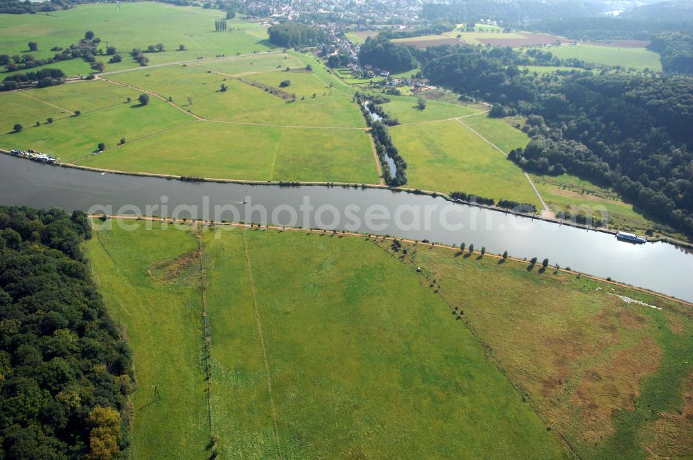 Aerial photograph Besseringen Stadt Merzig - Blick aus Osten über Wiesenflächen und den Fluss Saar auf Die Aue bei Schwemlingen mit verschiedenen Kleingewässern.