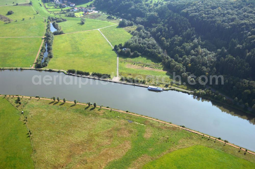 Besseringen Stadt Merzig from the bird's eye view: Blick aus Osten über Wiesenflächen und den Fluss Saar auf Die Aue bei Schwemlingen mit verschiedenen Kleingewässern.