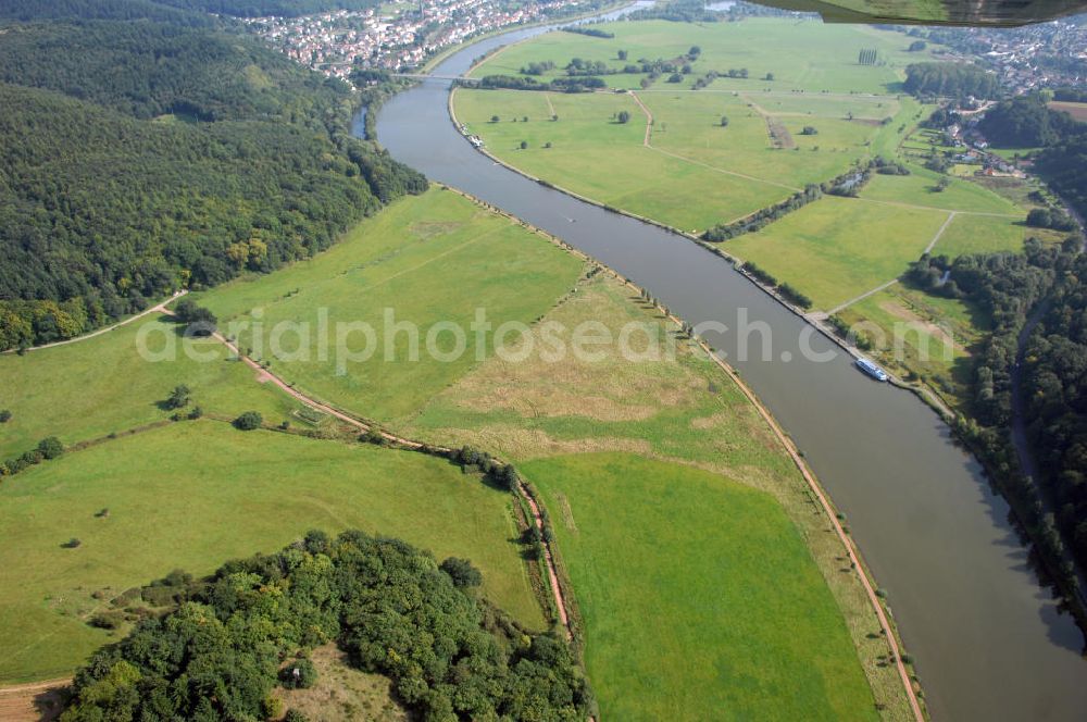 Aerial image Besseringen Stadt Merzig - Blick aus Nordwest über Wiesenflächen und den Fluss Saar auf Die Aue bei Schwemlingen.