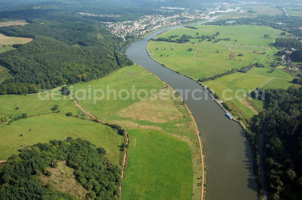 Aerial photograph Besseringen Stadt Merzig - Blick aus Nordwest über Wiesenflächen und den Fluss Saar auf Die Aue bei Schwemlingen.