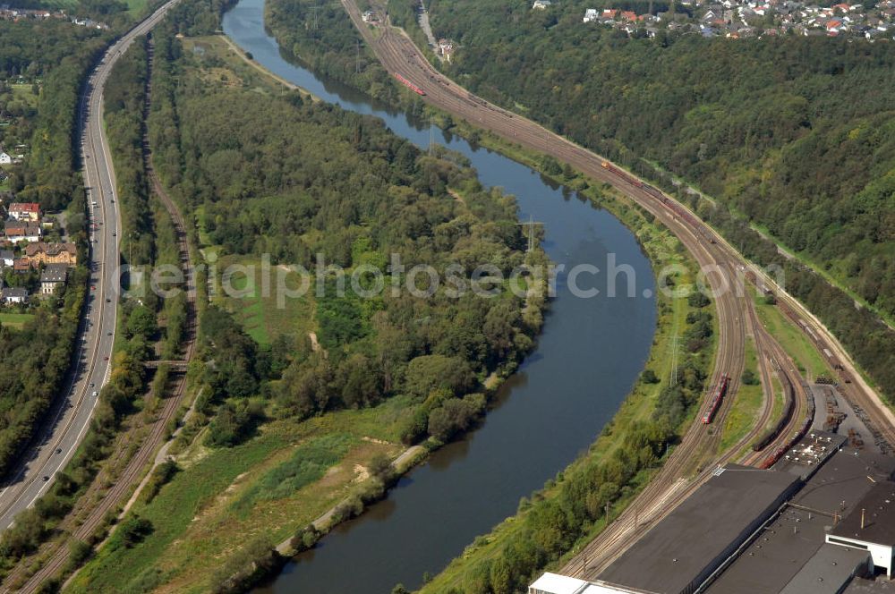 Aerial image Bous - Blick aus Osten entlang der Saar bei Bous im Saarland. Am linken Saarufer erstreckt sich die Autobahn 620 vorbei an Wadgassen. Am rechten Ufer erstrecken sich Gleise. View from east along the Saar river.