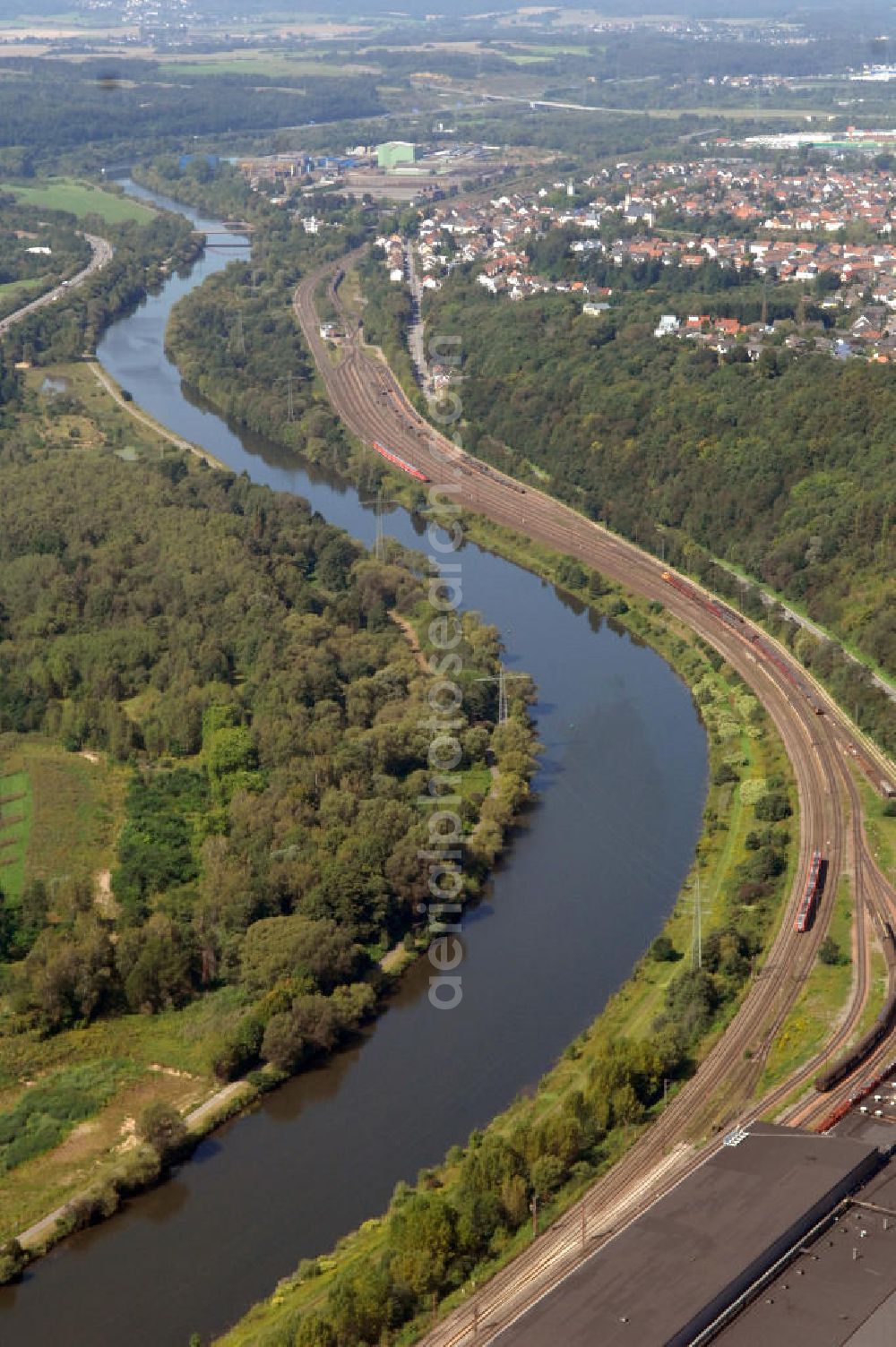 Aerial photograph Bous - Blick aus Osten entlang der Saar bei Bous im Saarland. Am linken Saarufer erstreckt sich die Autobahn 620 vorbei an Wadgassen. Am rechten Ufer erstrecken sich Gleise. View from east along the Saar river.