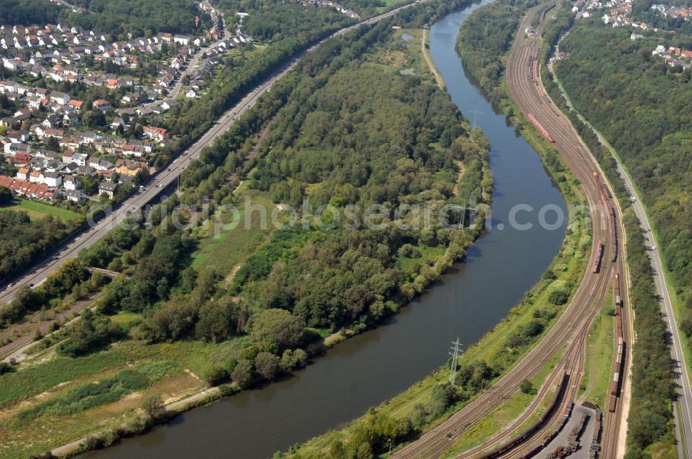 Bous from the bird's eye view: Blick aus Osten entlang der Saar bei Bous im Saarland. Am linken Saarufer erstreckt sich die Autobahn 620 vorbei an Wadgassen. Am rechten Ufer erstrecken sich Gleise. View from east along the Saar river.