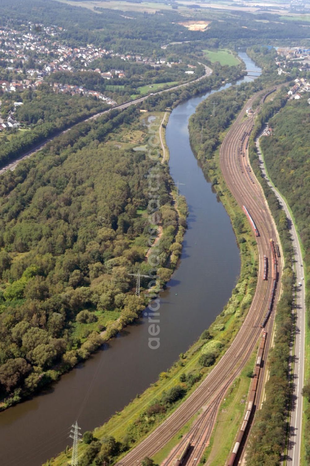 Aerial image Bous - Blick aus Osten entlang der Saar bei Bous im Saarland. Am linken Saarufer erstreckt sich die Autobahn 620 vorbei an Wadgassen. Am rechten Ufer erstrecken sich Gleise. View from east along the Saar river.