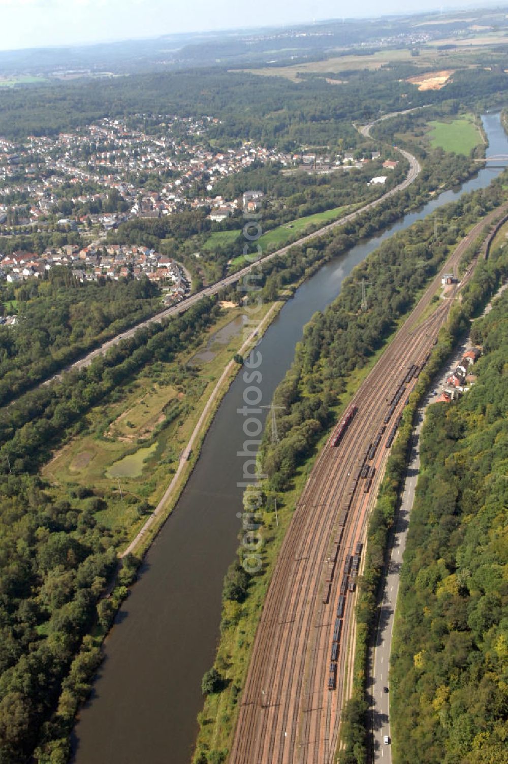 Aerial photograph Bous - Blick aus Osten entlang der Saar bei Bous im Saarland. Am linken Saarufer erstreckt sich die Autobahn 620 vorbei an Wadgassen. Am rechten Ufer erstrecken sich Gleise. View from east along the Saar river.