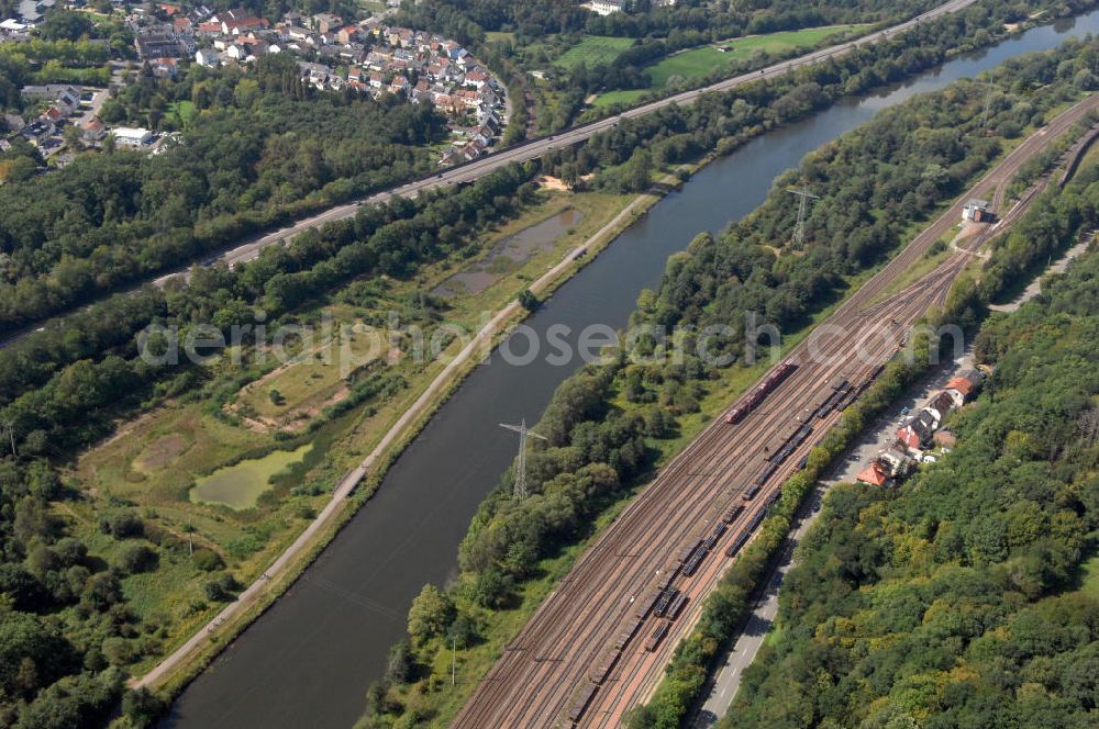 Bous from above - Blick aus Osten entlang der Saar bei Bous im Saarland. Am linken Saarufer erstreckt sich die Autobahn 620 vorbei an Wadgassen-Hostenbach. Am rechten Ufer erstrecken sich Gleise. View from east along the Saar river.