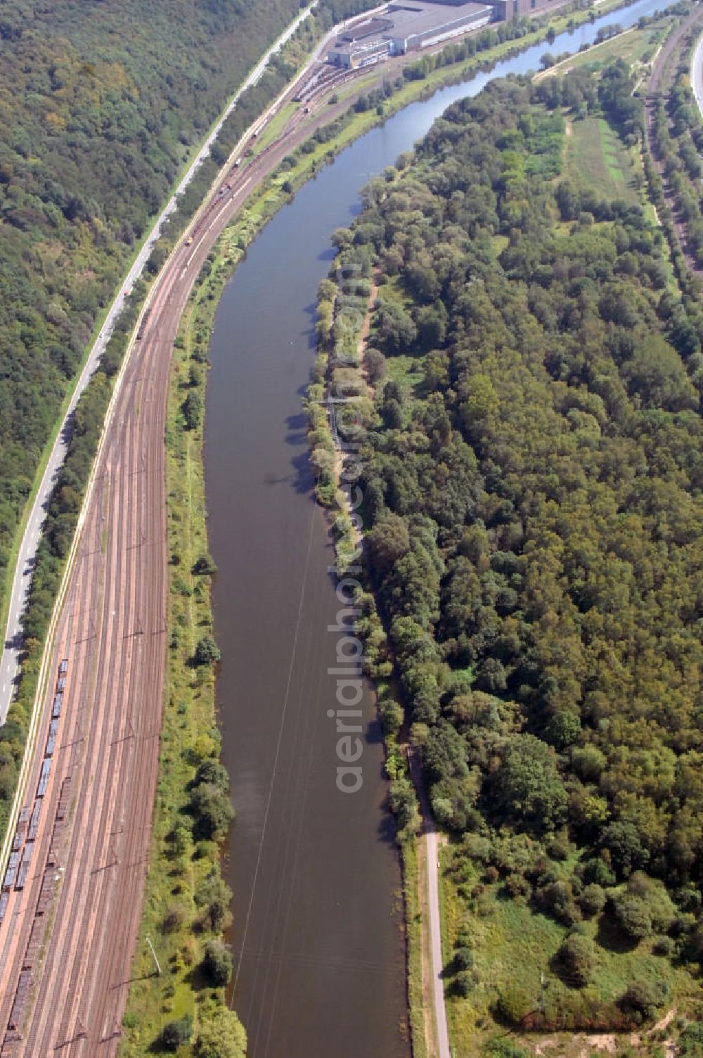 Bous from the bird's eye view: Blick aus Westen entlang der Saar bei Bous im Saarland. Am linken Saarufer erstreckt sich Wadgassen. Am rechten Saarufer erstrecken sich Gleise. View from west along the Saar river.