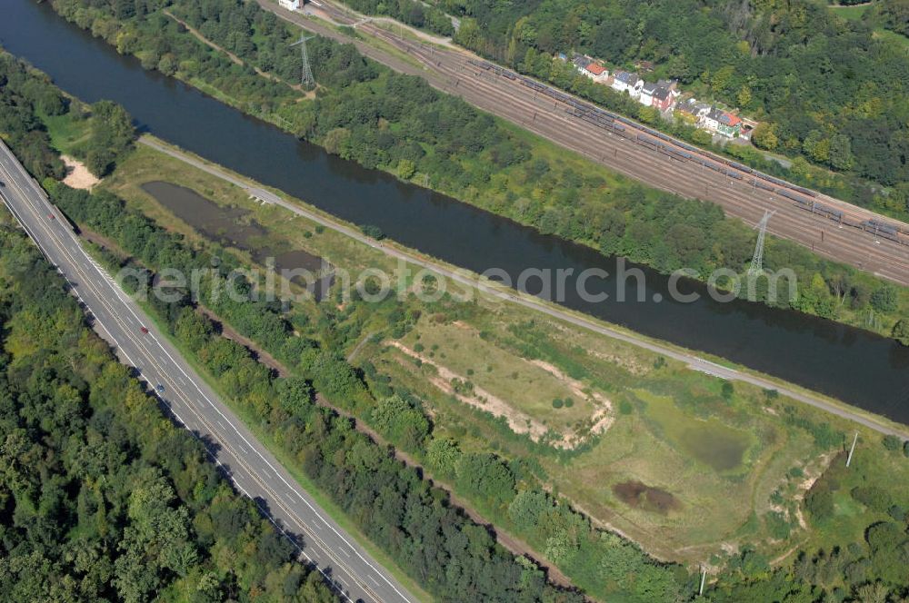 Aerial image Bous - Blick aus Südosten entlang der Saar bei Bous im Saarland. Am linken Saarufer erstreckt sich die Autobahn 620 vorbei an Wadgassen. Am rechten Ufer erstrecken sich Gleise. View from southeast along the Saar river.