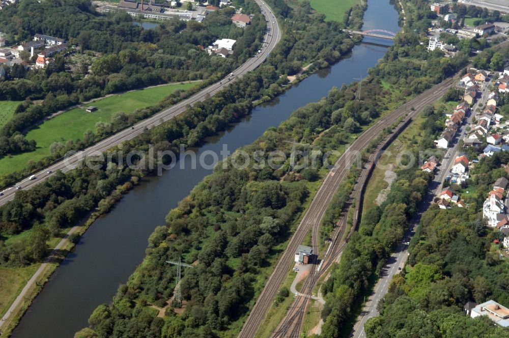 Bous from above - Blick aus Osten entlang der Saar bei Bous im Saarland mit der Straßenbrücke zwischen Bous und Wadgassen. Am linken Saarufer erstreckt sich die Autobahn 620 vorbei an Wadgassen. Am rechten Ufer erstrecken sich Gleise. View from east along the Saar river.