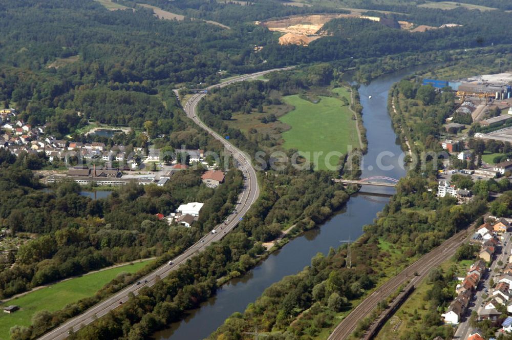 Bous from the bird's eye view: Blick aus Osten entlang der Saar bei Bous im Saarland mit der Straßenbrücke zwischen Bous und Wadgassen. Am linken Saarufer erstreckt sich die Autobahn 620 vorbei an Wadgassen. Am rechten Ufer erstrecken sich Gleise. View from east along the Saar river.