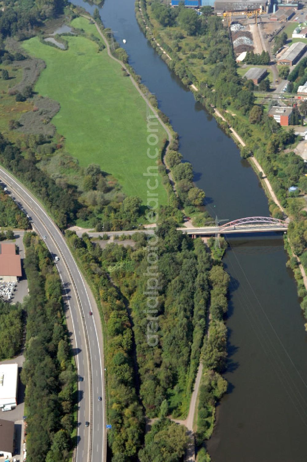 Aerial image Bous - Blick aus Osten entlang der Saar bei Bous im Saarland mit der Straßenbrücke zwischen Bous und Wadgassen. Am linken Saarufer erstreckt sich die Autobahn 620 vorbei an Wadgassen. Am rechten Ufer befindet sich das Stahlwerk Bous. View from east along the Saar river.