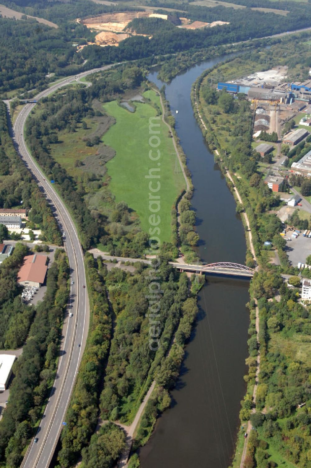 Aerial photograph Bous - Blick aus Osten entlang der Saar bei Bous im Saarland mit der Straßenbrücke zwischen Bous und Wadgassen. Am linken Saarufer erstreckt sich die Autobahn 620 vorbei an Wadgassen. Am rechten Ufer befindet sich das Stahlwerk Bous. View from east along the Saar river.