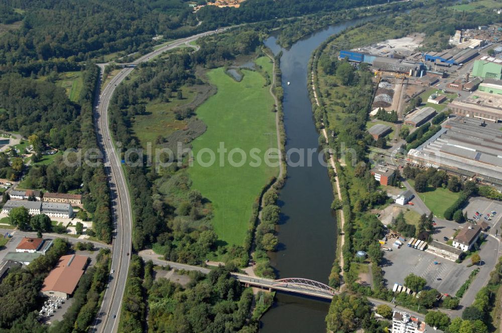 Bous from above - Blick aus Osten entlang der Saar bei Bous im Saarland mit der Straßenbrücke zwischen Bous und Wadgassen. Am linken Saarufer erstreckt sich die Autobahn 620 vorbei an Wadgassen. Am rechten Ufer befindet sich das Stahlwerk Bous. View from east along the Saar river.