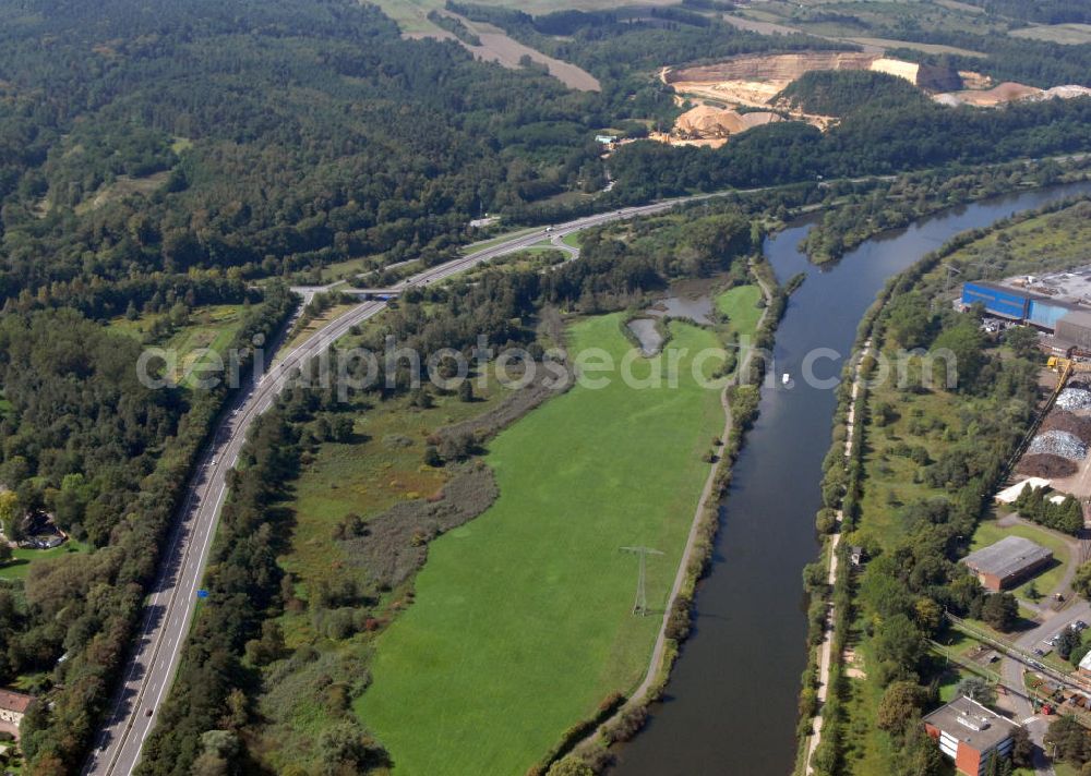 Bous from the bird's eye view: Blick aus Osten entlang der Saar bei Bous im Saarland. Am linken Saarufer erstreckt sich die Autobahn 620 vorbei an Wadgassen. Am rechten Ufer befindet sich das Stahlwerk Bous. View from east along the Saar river.