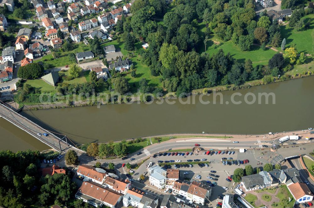 Aerial photograph Mettlach - Blick aus Süden von Mettlach über die Saar mit Brücke auf eine Parkanlage in Keuchingen.