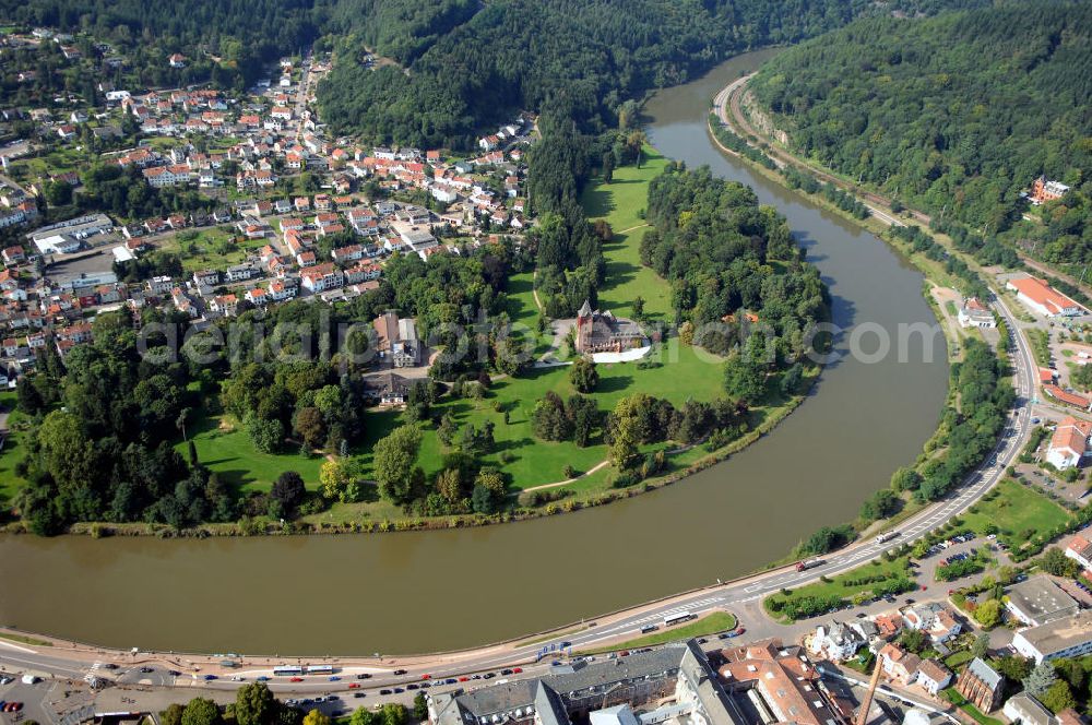 Mettlach from the bird's eye view: Blick aus Südost von Mettlach über die Saar auf eine Parkanlage in Keuchingen. Am rechten Ufer befindet sich die Angelstelle Mettlach.