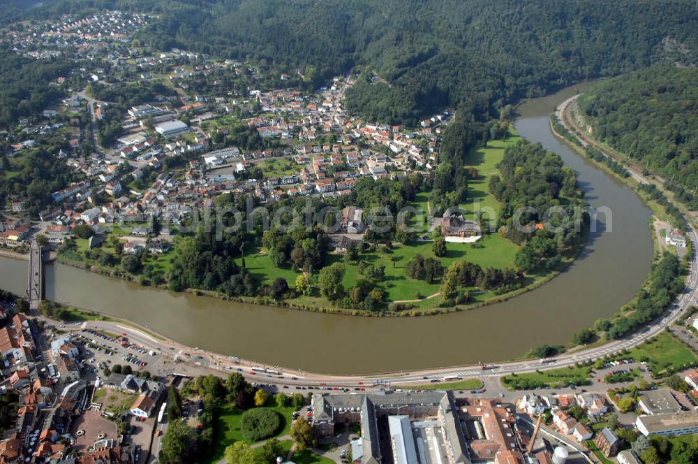 Aerial image Mettlach - Blick aus Osten von Mettlach über die Saar mit Brücke auf eine Parkanlage in Keuchingen. Am rechten Ufer befindet sich die Angelstelle Mettlach.