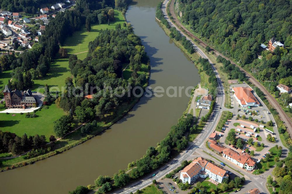 Aerial photograph Mettlach - Blick aus Süden von Mettlach über die Saar auf eine Parkanlage in Keuchingen. Am rechten Ufer befindet sich die Angelstelle Mettlach.