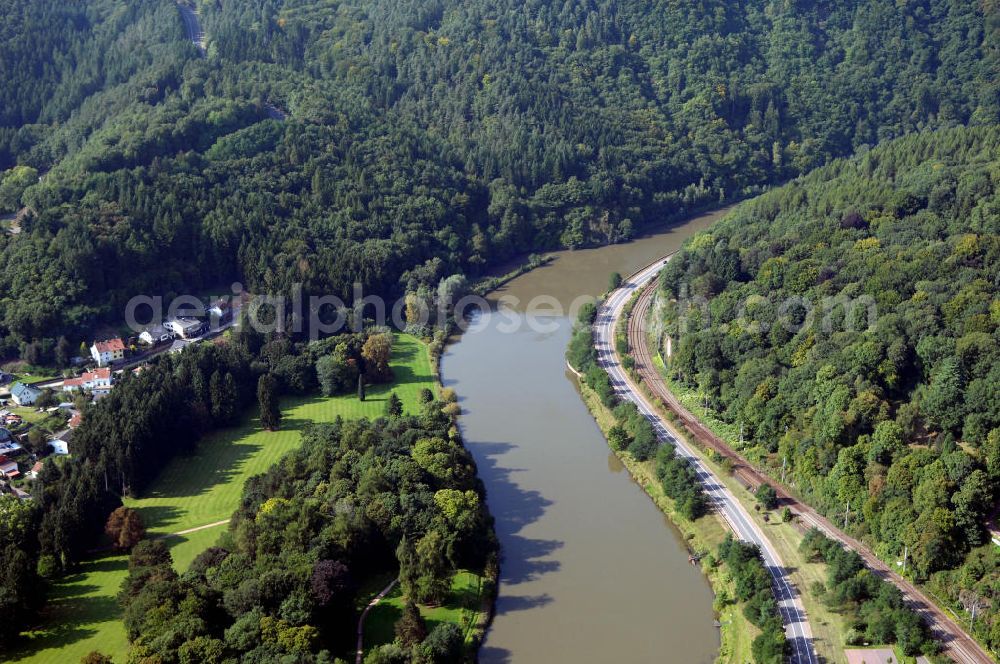 Mettlach from above - Blick aus Süden entlang der Saar. Am linken Ufer befindet sich eine Parkanlage von Keuchingen. Im Hintgergreund grenzt der Lutwinus-Wald mit Kapelle und einem Flachwasserbereich an der Saar.