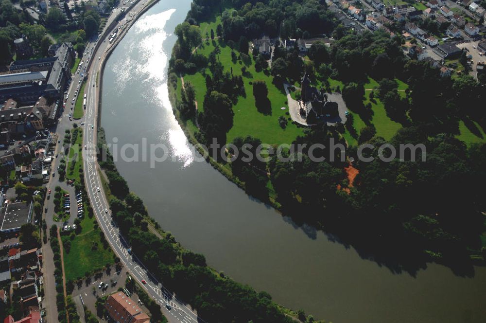 Mettlach from the bird's eye view: Blick aus Norden von Mettlach über die Saar auf eine Parkanlage in Keuchingen. Am linken Ufer befindet sich die Angelstelle Mettlach.