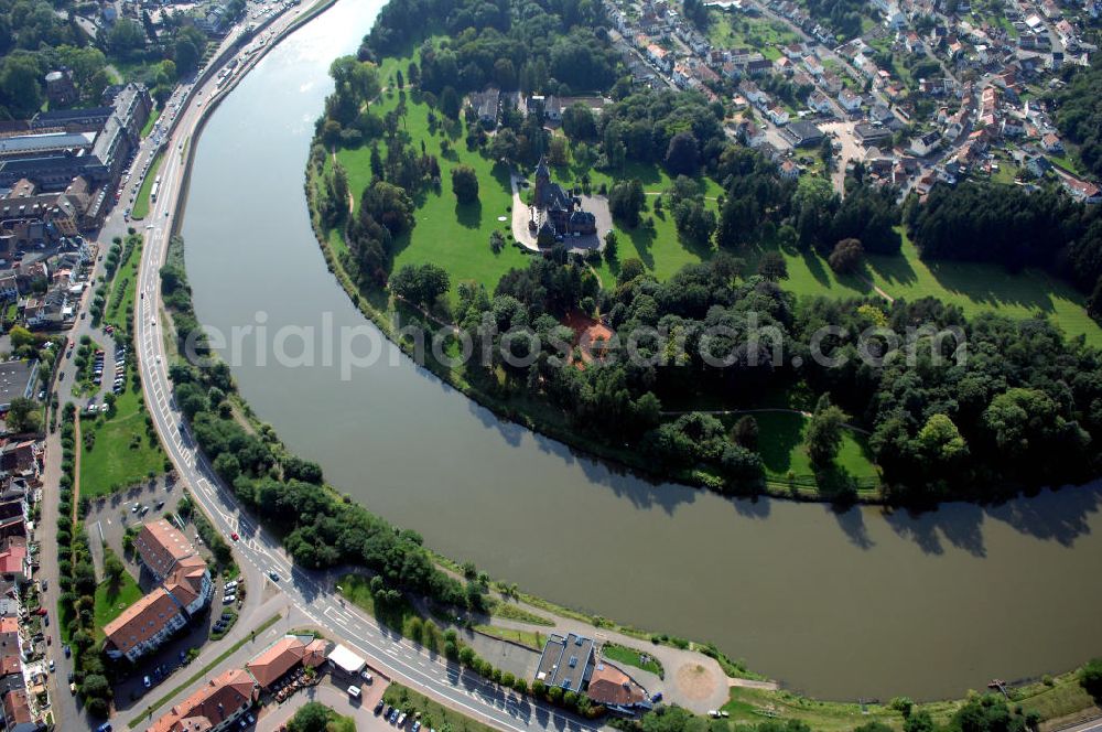 Aerial image Mettlach - Blick aus Norden von Mettlach über die Saar auf eine Parkanlage in Keuchingen. Am linken Ufer befindet sich die Angelstelle Mettlach.