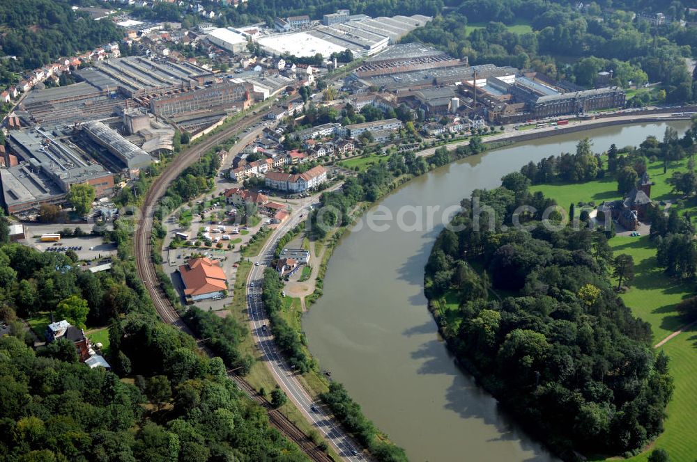 Mettlach from above - Blick aus Norden von Mettlach über die Saar auf eine Parkanlage in Keuchingen. Am linken Ufer befindet sich die Angelstelle Mettlach.