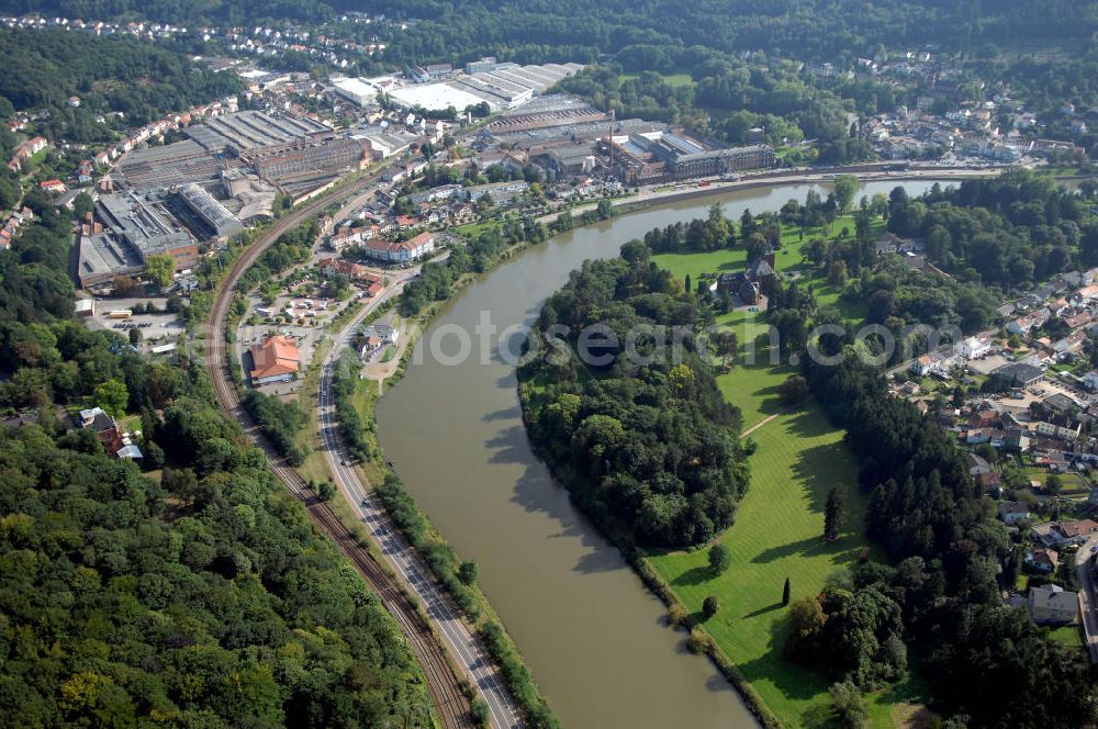 Mettlach from the bird's eye view: Blick aus Norden von Mettlach über die Saar auf eine Parkanlage in Keuchingen. Am linken Ufer befindet sich die Angelstelle Mettlach.