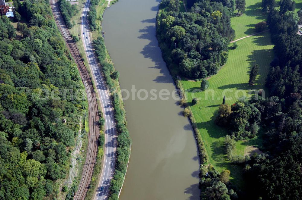 Aerial image Mettlach - Blick aus Norden entlang der Saar. Am rechten Ufer befindet sich eine Parkanlage von Keuchingen.