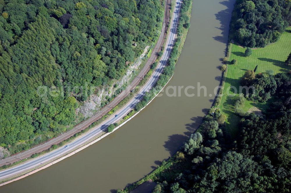 Aerial photograph Mettlach - Blick aus Nordost entlang der Saar. Am rechten Ufer befindet sich eine Parkanlage von Keuchingen.