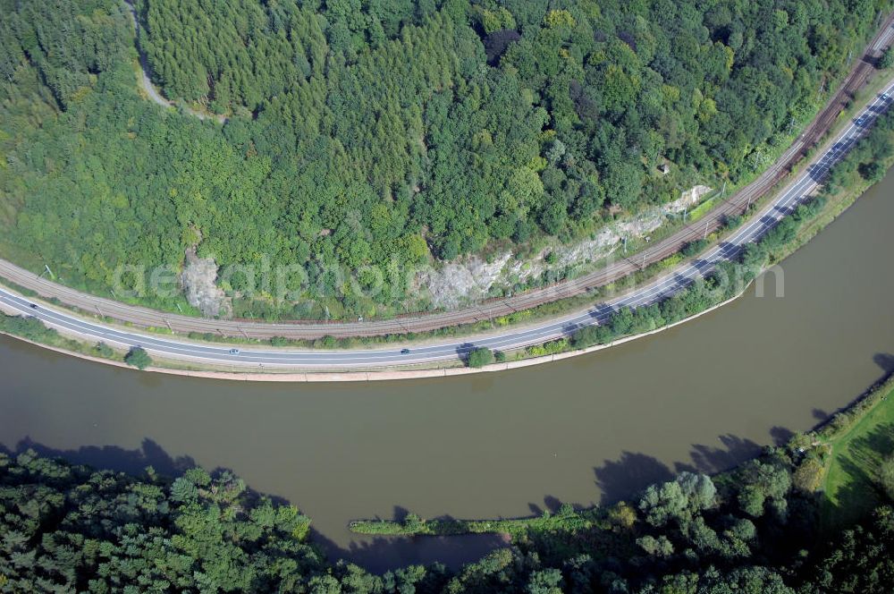 Mettlach from above - Blick aus Nordost über ein Flachwasserbereich an der Saar auf das Waldgebiet am Herrgottstein.