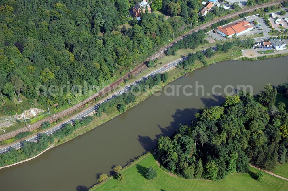 Mettlach from the bird's eye view: Blick aus Norden entlang der Saar. Am rechten Ufer befindet sich eine Parkanlage von Keuchingen.