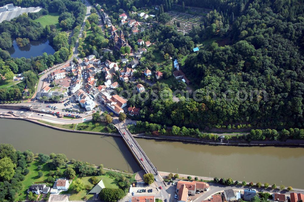 Aerial image Mettlach - Blick aus Norden vom Ortsteil Keuchingen über die Saar mit Brücke auf Mettlach.