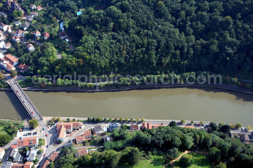 Aerial photograph Mettlach - Blick aus Norden vom Ortsteil Keuchingen über die Saar mit Brücke auf Mettlach mit Wald.