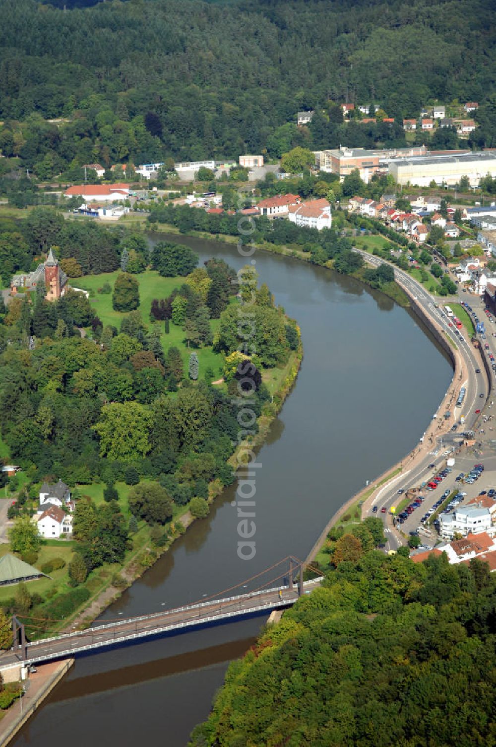 Mettlach from the bird's eye view: Blick aus Westen entlang der Saar mit Brücke zwischen dem Ortsteil Keuchingen mit Parkanlage auf der linken Uferseite und Mettlach auf der rechten Uferseite.