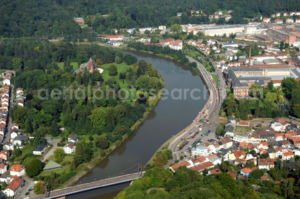 Aerial image Mettlach - Blick aus Westen entlang der Saar mit Brücke zwischen dem Ortsteil Keuchingen mit Parkanlage auf der linken Uferseite und Mettlach auf der rechten Uferseite.