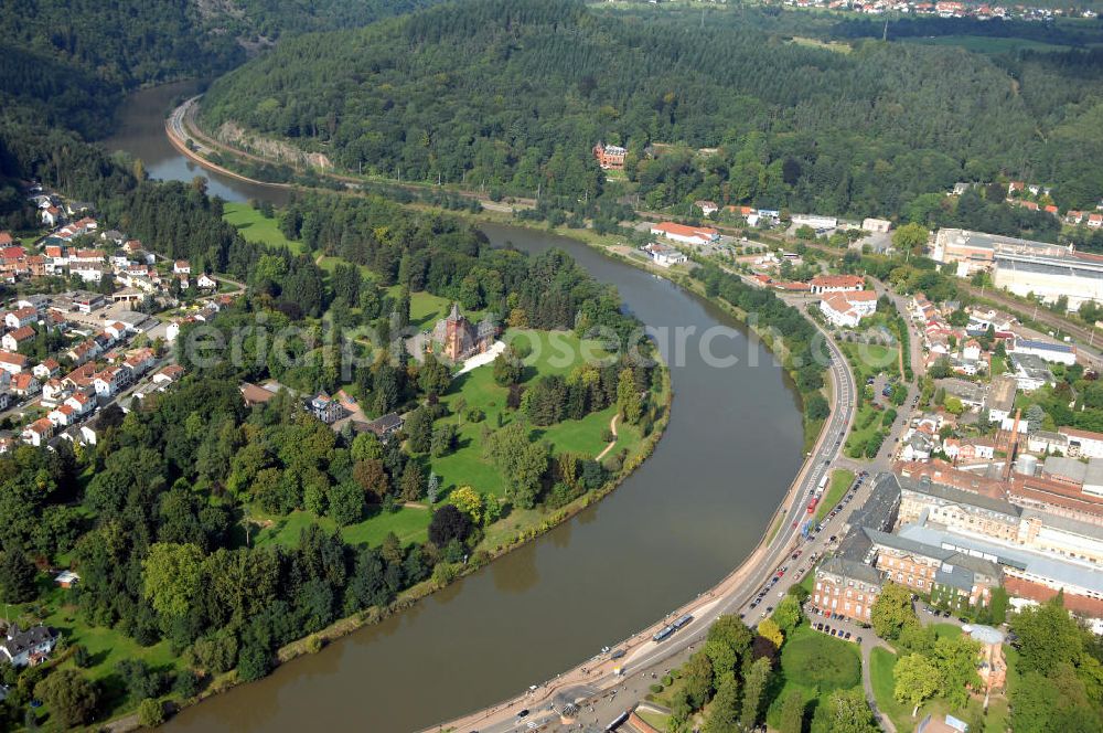 Aerial photograph Mettlach - Blick aus Südost von Mettlach über die Saar auf eine Parkanlage in Keuchingen. Am rechten Ufer befindet sich die Angelstelle Mettlach.