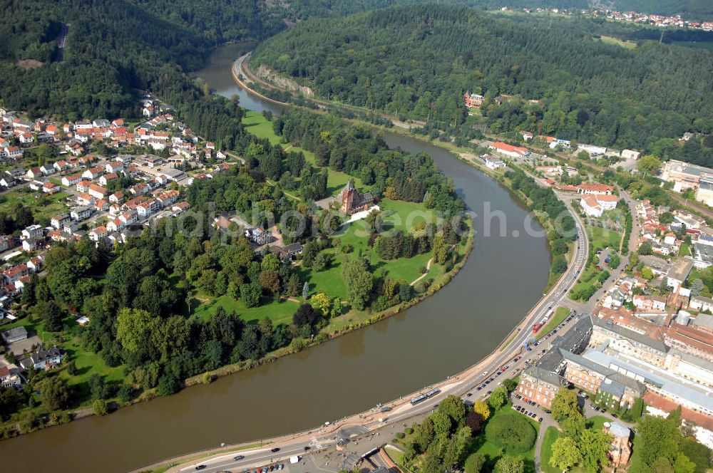 Mettlach from above - Blick aus Südost von Mettlach über die Saar auf eine Parkanlage in Keuchingen. Am rechten Ufer befindet sich die Angelstelle Mettlach.