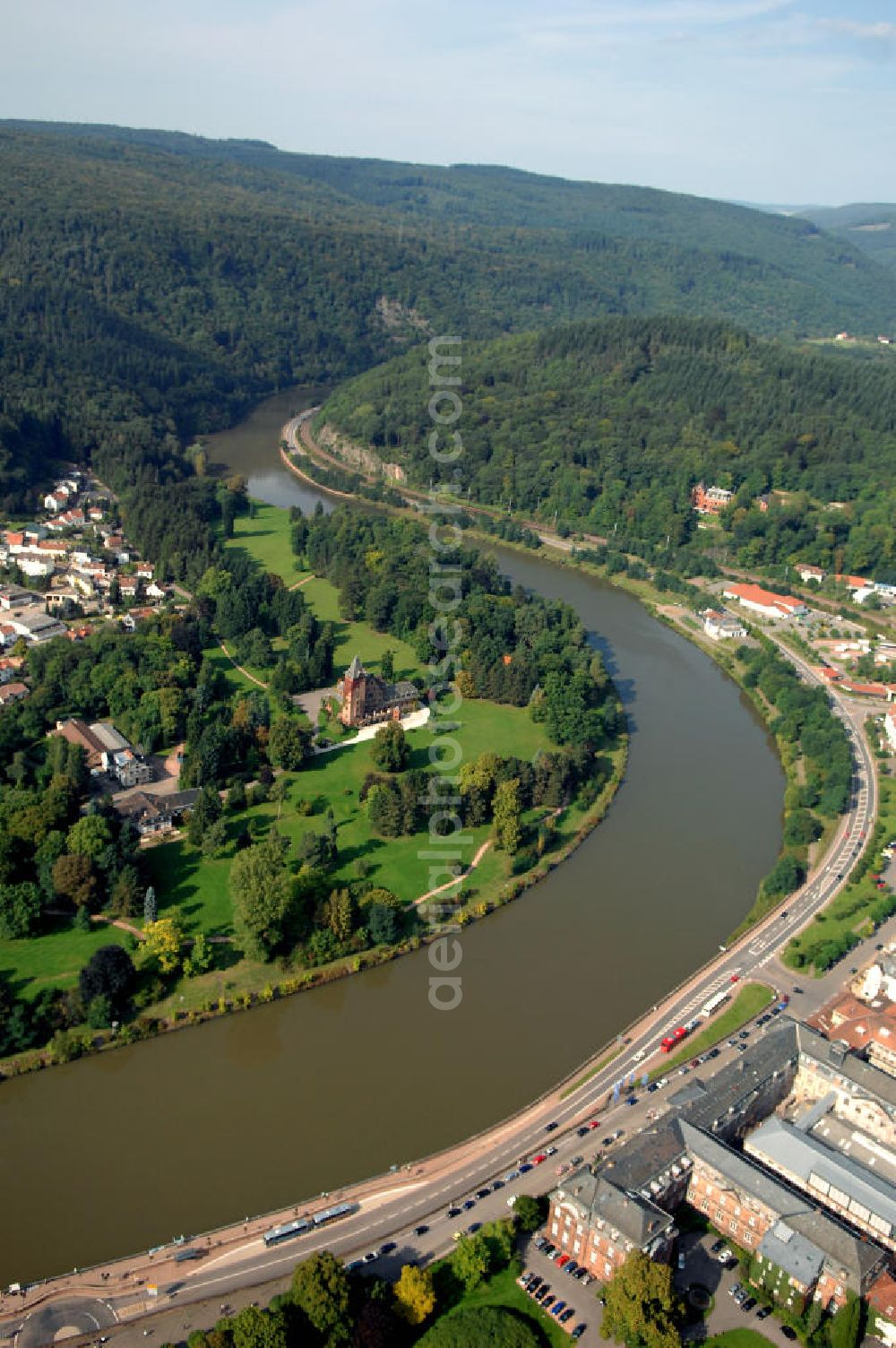 Mettlach from the bird's eye view: Blick aus Südost von Mettlach über die Saar auf eine Parkanlage in Keuchingen. Am rechten Ufer befindet sich die Angelstelle Mettlach.