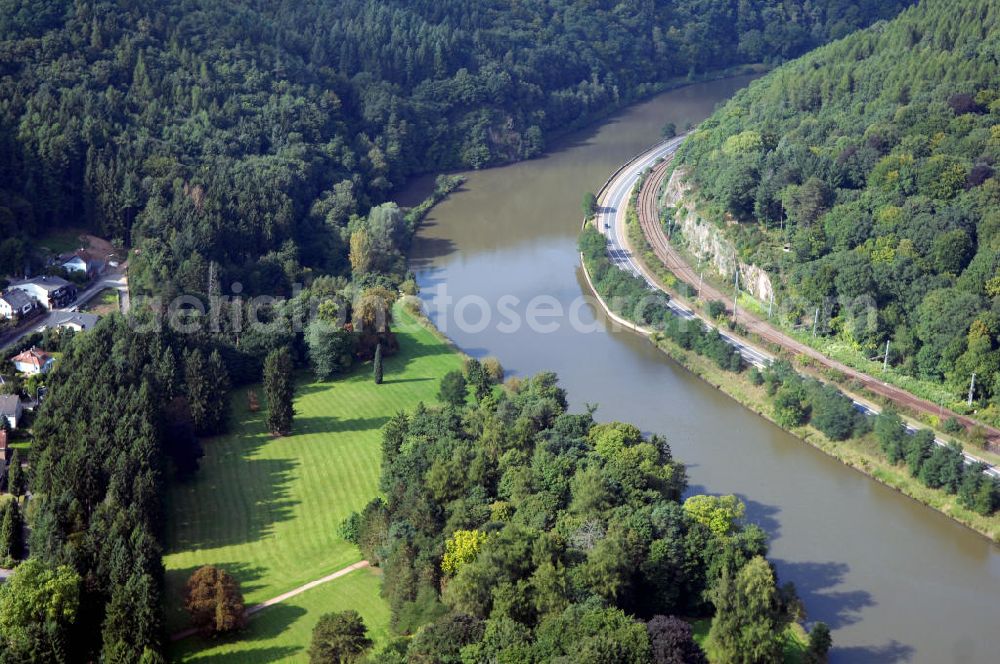 Aerial image Mettlach - Blick aus Süden entlang der Saar. Am linken Ufer befindet sich eine Parkanlage von Keuchingen. Im Hintgergreund grenzt der Lutwinus-Wald mit Kapelle und einem Flachwasserbereich an der Saar.