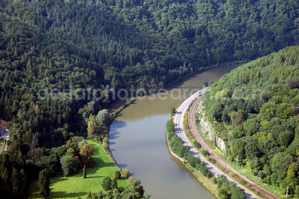 Aerial photograph Mettlach - Blick aus Süden entlang der Saar. Am linken Ufer befindet sich eine Parkanlage von Keuchingen. Im Hintgergreund grenzt der Lutwinus-Wald mit Kapelle und einem Flachwasserbereich an der Saar.