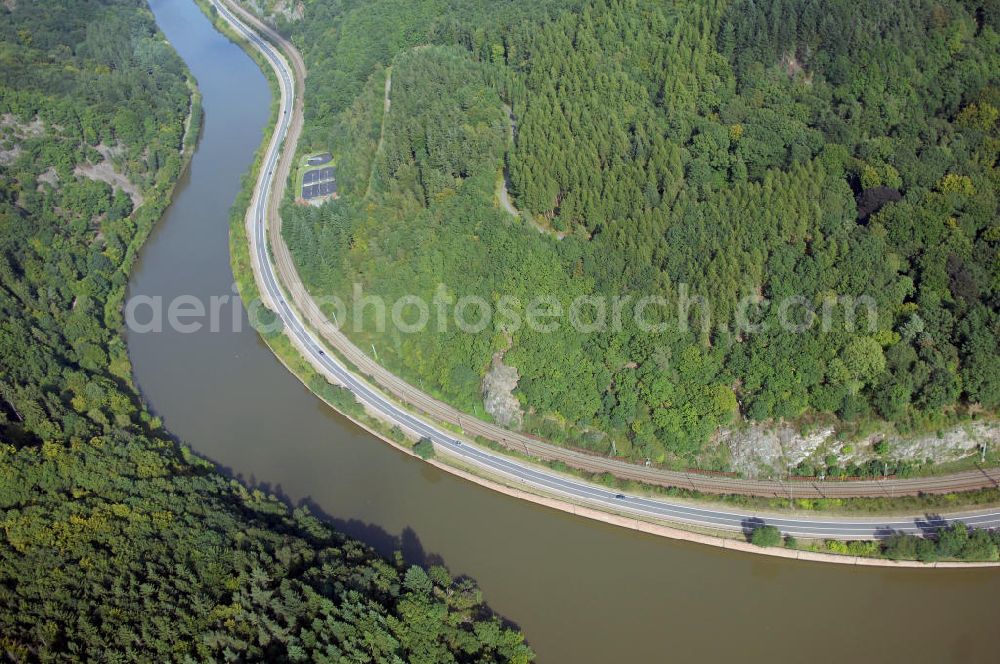 Aerial photograph Mettlach OT Keuchingen - Blick aus Süden entlang der Saar auf den bewaldeten Herrgottstein mit Kläranlage.