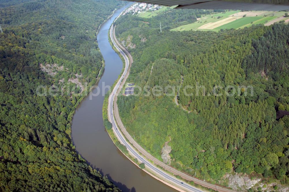 Mettlach OT Keuchingen from above - Blick aus Süden entlang der Saar auf den bewaldeten Herrgottstein mit Kläranlage.