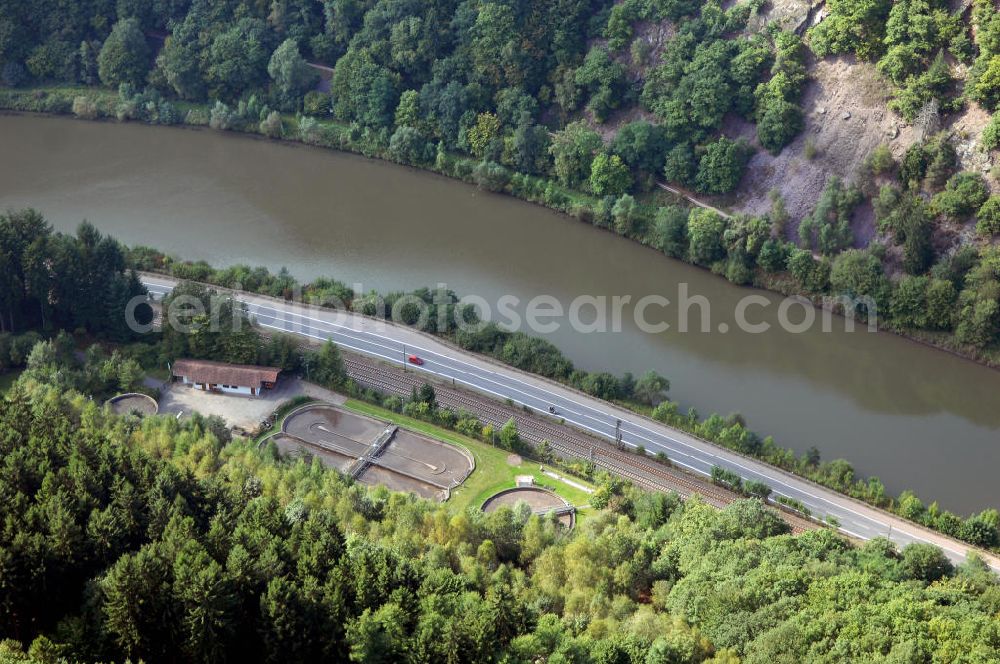 Mettlach OT Saarhölzbach from the bird's eye view: Blick aus Nordost über den Herrgottstein mit Kläranlage und die Saar auf den bewaldeten Steilhang am Lutwinus-Wald.