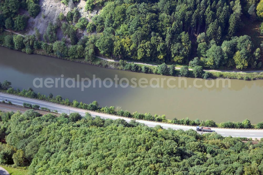 Aerial image Mettlach OT Saarhölzbach - Blick aus Nordost über den Herrgottstein und die Saar auf den bewaldeten Steilhang am Lutwinus-Wald.