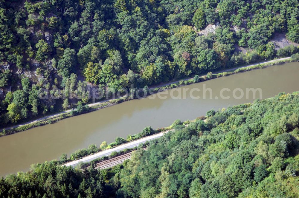 Mettlach OT Saarhölzbach from above - Blick aus Ost über die Saar auf den bewaldeten Steilhang Rotfels am Lutwinus-Wald.