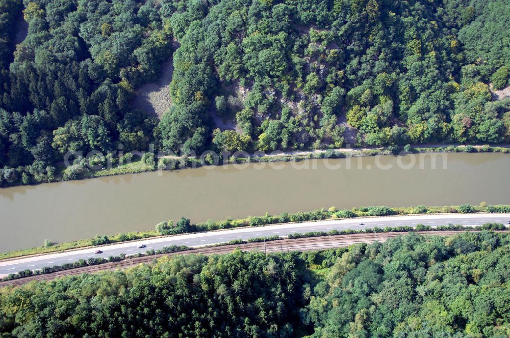 Mettlach OT Saarhölzbach from the bird's eye view: Blick aus Ost über die Saar auf den bewaldeten Steilhang Rotfels am Lutwinus-Wald.