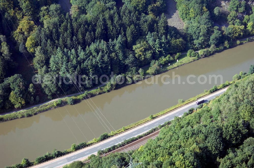 Aerial photograph Mettlach OT Saarhölzbach - Blick aus Ost über die Saar auf den bewaldeten Steilhang Rotfels am Lutwinus-Wald.