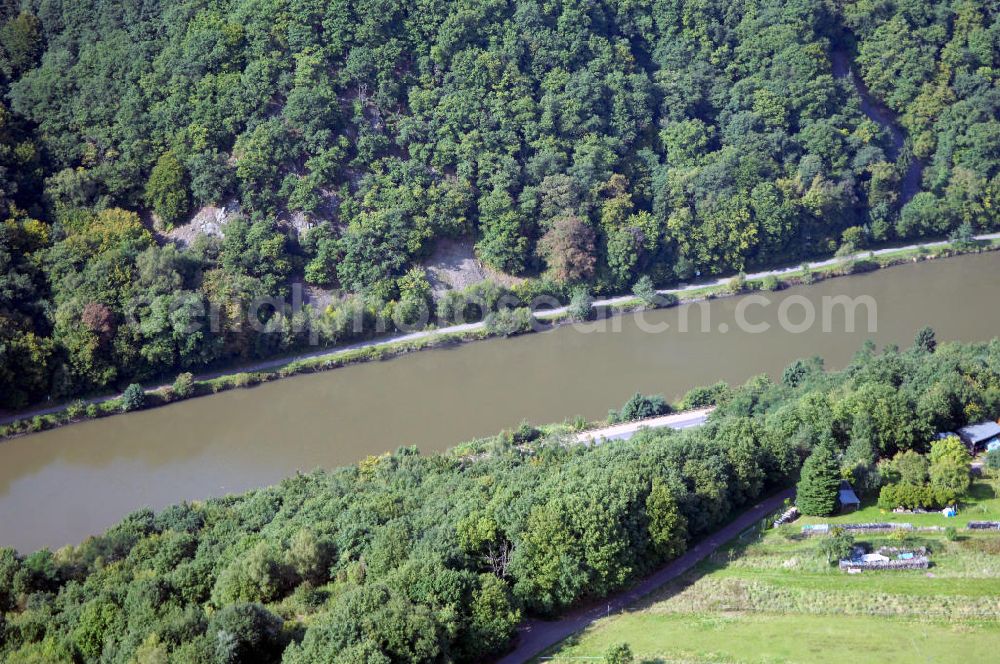 Mettlach OT Saarhölzbach from the bird's eye view: Blick aus Ost über die Saar auf den bewaldeten Steilhang Rotfels am Lutwinus-Wald.